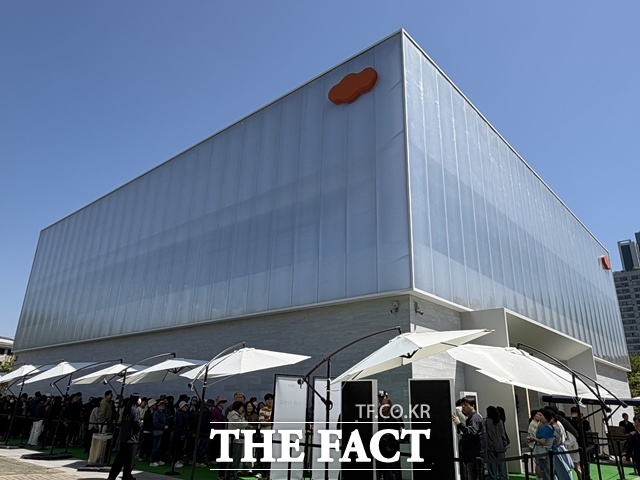 24일 문을 연 견본주택에는 이른 아침부터 사람이 몰렸다. /공미나 기자