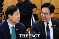  김민재 행안부 차관과 대화 나누는 구윤철 부총리 [포토]