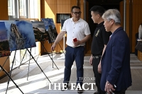  천주산 사진 감상하는 엄홍길 [포토]