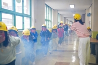  현대건설, 진해 지역 8개 초교에 안전모 전달