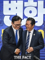  반갑게 인사하는 정청래·송영길 [포토]