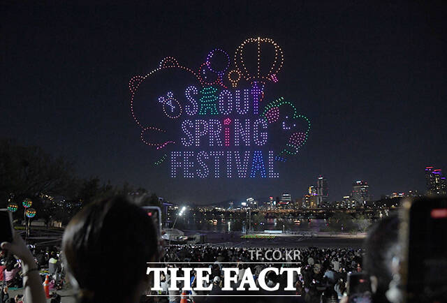 '2026 한강 불빛 공연(드론 라이트 쇼)'이 25일 오후 서울 광진구 뚝섬한강공원에서 열린 가운데 한 가족이 공연을 관람하고 있다. /박상민 기자