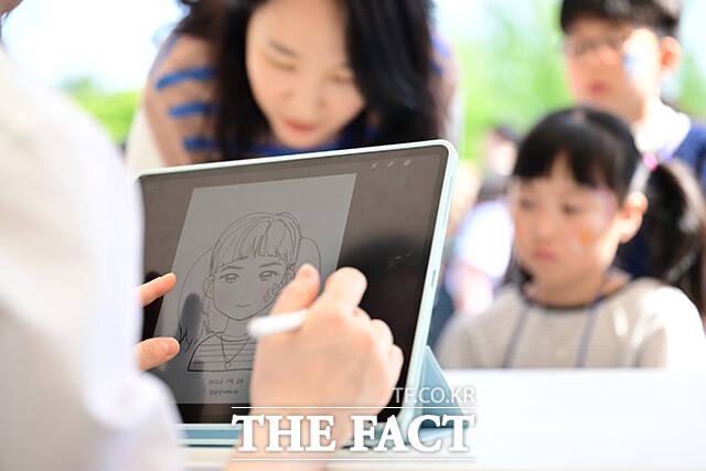 '영차'는 고립·은둔 청년들의 자립 성장과 사회 복귀를 지원하는 커피 트럭 서비스로 비영리단체 행복공장이 주관하고 있다. 상상인그룹은 '영차'를 통해 참가자들에게 음료를 제공하며 사회적 가치 확산의 의미도 함께 전한다고 밝혔다.