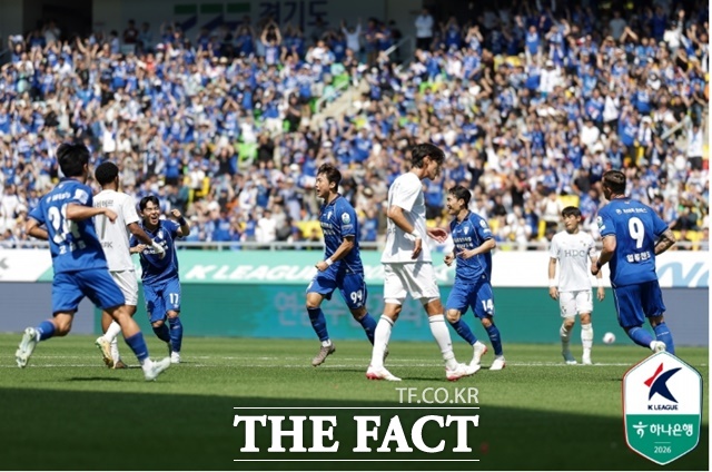 전반 김도연의 선제골로 앞서가며 기뻐하는 수원 선수들./K리그