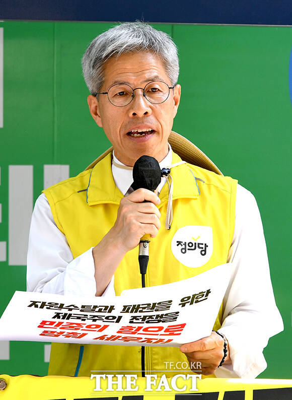 권영국 정의당 서울시장 후보가 25일 오후 서울 종로구 주한이스라엘대사관 인근에서 열린 '미국·이스라엘 이란 침공 규탄, 즉각 종전 및 한국 정부 반전평화 행동 촉구' 결의대회에서 발언하고 있다. /박상민 기자