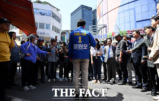 정원오 더불어민주당 서울시장 후보(가운데)가 25일 오후 서울 중구 남대문시장을 찾아 시민들과 인사를 하고 있다. /박상민 기자