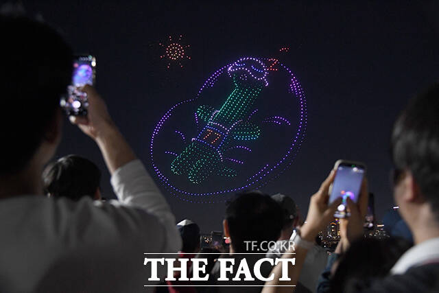 '2026 한강 불빛 공연(드론 라이트 쇼)'이 25일 오후 서울 광진구 뚝섬한강공원에서 열린 가운데 한 가족이 공연을 관람하고 있다. /박상민 기자