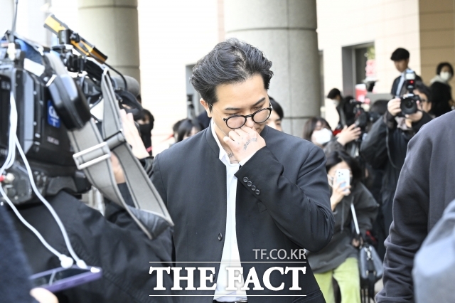 병역 문제는 과거 유승준의 경우에서 보듯 공정성이라는 사회적 합의가 강하게 작동하는 영역에서는 책임의 무게를 더 크게 환기시킨다. 사진은 유승준이 유튜브를 통해 정부의 비자발급 거부에 항변하고 있다. /유승준 유튜브