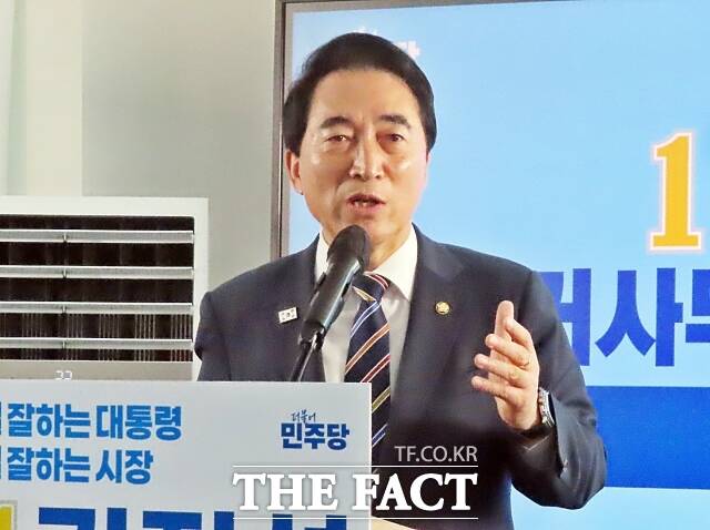 박수현 충남도지사 후보가 25일 공주시 신관동 김정섭 선거사무소 개소식에서 축사를 하고 있다. /김형중 기자