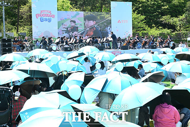 '영차'는 고립·은둔 청년들의 자립 성장과 사회 복귀를 지원하는 커피 트럭 서비스로 비영리단체 행복공장이 주관하고 있다. 상상인그룹은 '영차'를 통해 참가자들에게 음료를 제공하며 사회적 가치 확산의 의미도 함께 전한다고 밝혔다.