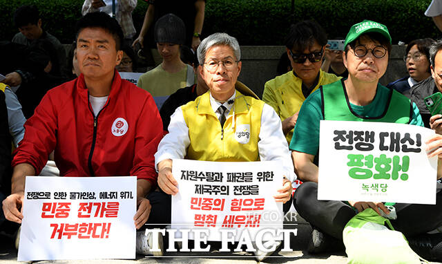 권영국 정의당 서울시장 후보가 25일 오후 서울 종로구 주한이스라엘대사관 인근에서 열린 '미국·이스라엘 이란 침공 규탄, 즉각 종전 및 한국 정부 반전평화 행동 촉구' 결의대회에서 발언하고 있다. /박상민 기자