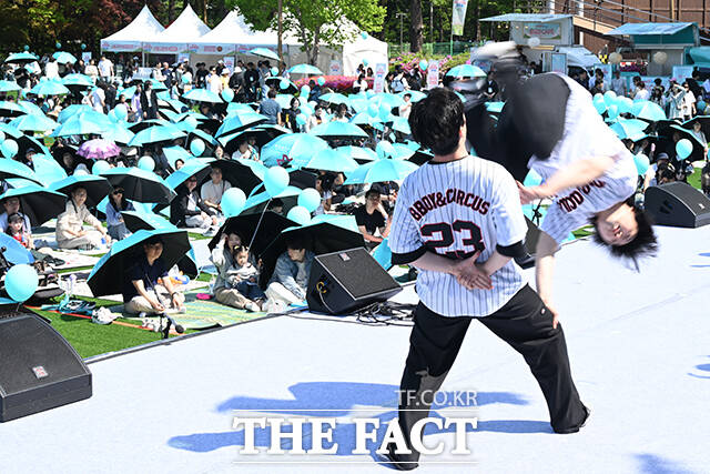 '영차'는 고립·은둔 청년들의 자립 성장과 사회 복귀를 지원하는 커피 트럭 서비스로 비영리단체 행복공장이 주관하고 있다. 상상인그룹은 '영차'를 통해 참가자들에게 음료를 제공하며 사회적 가치 확산의 의미도 함께 전한다고 밝혔다.