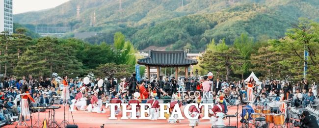 지난 24일 곤지암 도자공원 일대에서 열린 광주시 왕실도자페스티벌 개막식 공연 /광주시