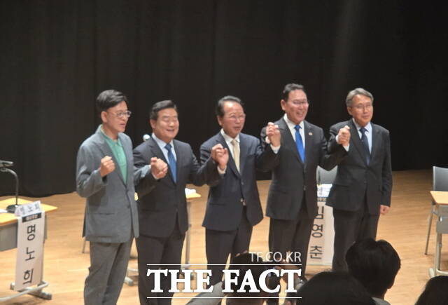 ‘충남교육감 예비후보자 초청 정책토론회’를 마치고 이명수·이병도·명노희·김영춘·한상경 예비후보가 기념촬영을 하고 있다. /정효기 기자