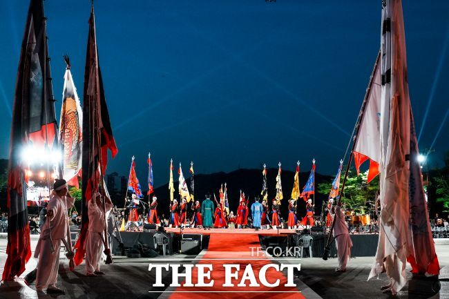 지난 24일 곤지암 도자공원 일대에서 열린 광주시 왕실도자페스티벌 개막식 공연 /광주시