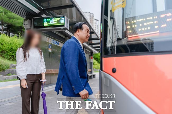 지난해 7월 5104번 버스에 탑승해 불편 사항 점검하고 있는 이권재 오산시장 모습 /오산시