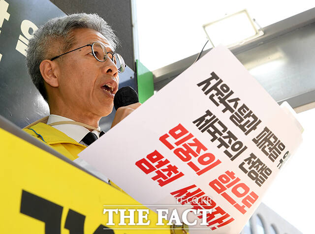 권영국 정의당 서울시장 후보가 25일 오후 서울 종로구 주한이스라엘대사관 인근에서 열린 '미국·이스라엘 이란 침공 규탄, 즉각 종전 및 한국 정부 반전평화 행동 촉구' 결의대회에서 발언하고 있다. /박상민 기자