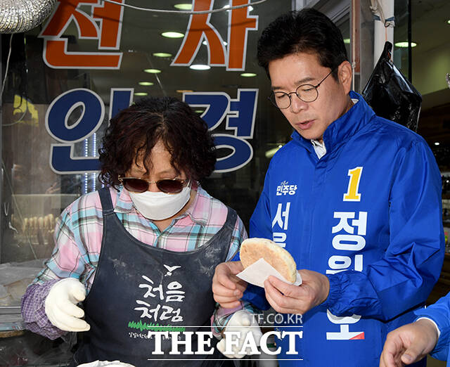 정원오 더불어민주당 서울시장 후보(가운데)가 25일 오후 서울 중구 남대문시장을 찾아 시민들과 인사를 하고 있다. /박상민 기자