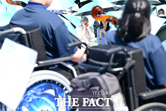 유준원 상상인 그룹 대표이사(가운데)가 상상휠하모니 오케스트라의 합주에 환호로 화답하는 모습.