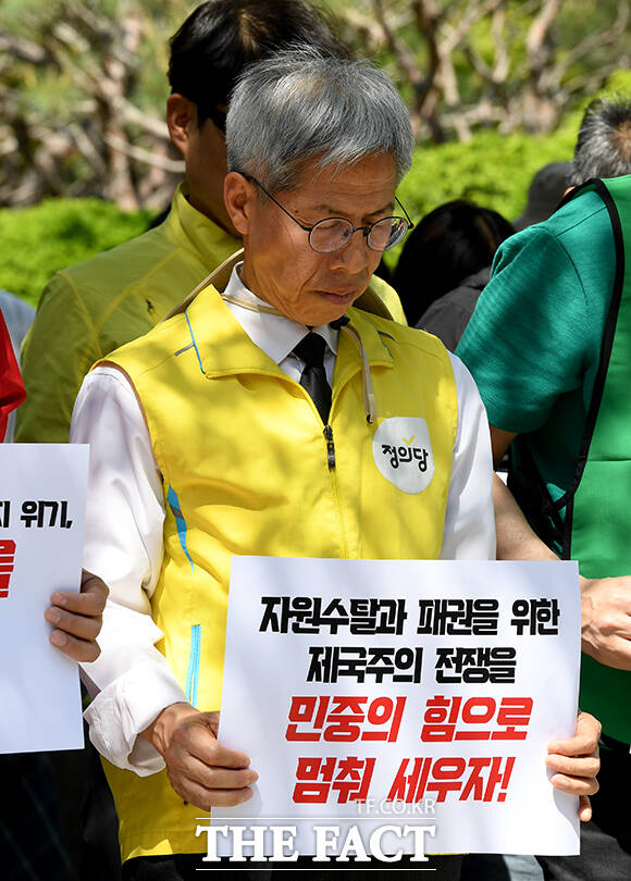 권영국 정의당 서울시장 후보가 25일 오후 서울 종로구 주한이스라엘대사관 인근에서 열린 '미국·이스라엘 이란 침공 규탄, 즉각 종전 및 한국 정부 반전평화 행동 촉구' 결의대회에서 발언하고 있다. /박상민 기자