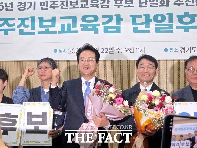 지난 22일 경기도의회 브리핑룸에서 경기도교육혁신연대가 안민석 후보를 단일후보로 선출했다. 안민석(가운데) 후보를 포함한 관계자들이 기념촬영하고 있다. /박아론 기자