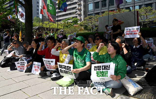 권영국 정의당 서울시장 후보가 25일 오후 서울 종로구 주한이스라엘대사관 인근에서 열린 '미국·이스라엘 이란 침공 규탄, 즉각 종전 및 한국 정부 반전평화 행동 촉구' 결의대회에서 발언하고 있다. /박상민 기자