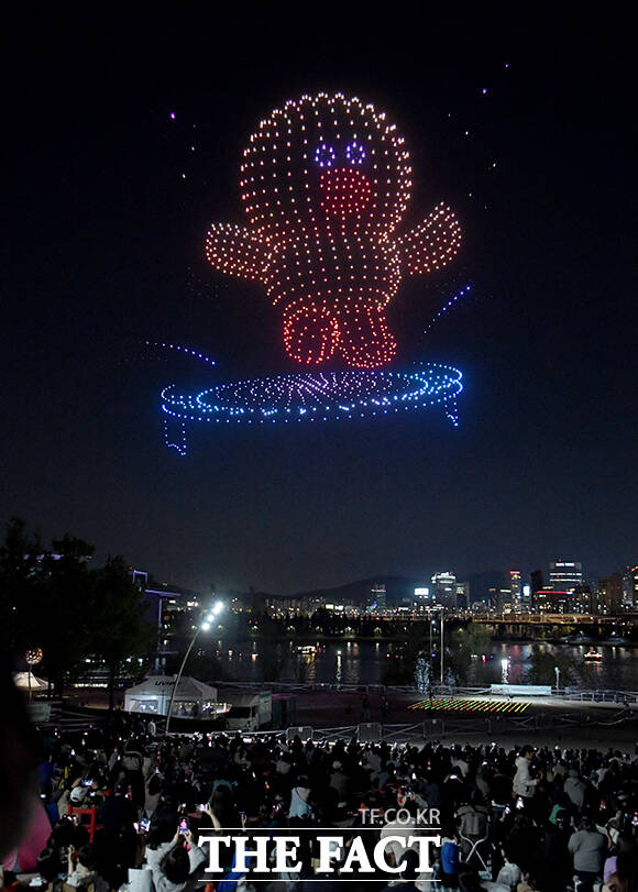 '2026 한강 불빛 공연(드론 라이트 쇼)'이 25일 오후 서울 광진구 뚝섬한강공원에서 열린 가운데 한 가족이 공연을 관람하고 있다. /박상민 기자