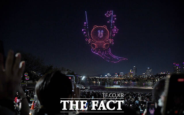 '2026 한강 불빛 공연(드론 라이트 쇼)'이 25일 오후 서울 광진구 뚝섬한강공원에서 열린 가운데 한 가족이 공연을 관람하고 있다. /박상민 기자