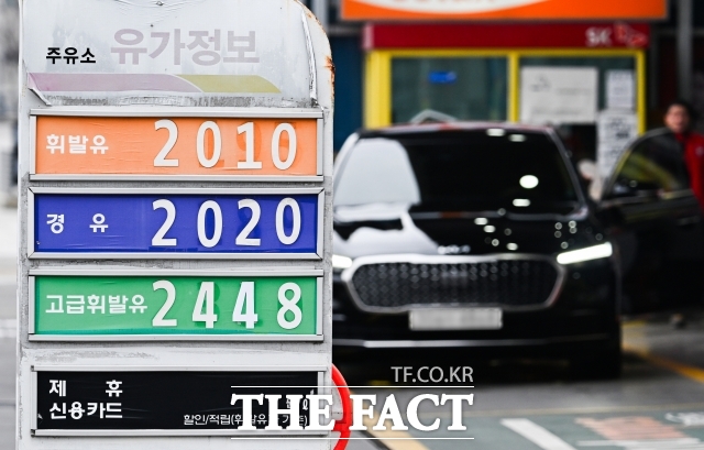 국제유가 변동 속에서도 주유소 기름값이 상승세를 이어가며 휘발유와 경유 가격이 리터당 2000원을 넘어선 가운데, 정부는 이를 가격 정상화 과정으로 설명하고 있다. 사진은 지난달 30일 오전 서울 시내 한 주유소 안내판. /박헌우 기자
