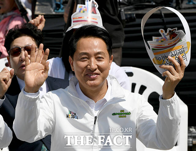 오세훈 서울시장이 25일 오후 서울 중구 명보아트홀 앞에서 열린 2026 이순신 축제에 참석해 축사를 하고 있다. /박상민 기자