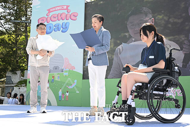 감사패는 상상휠하모니 오케스트라 단원 35명과 하나를위한음악재단이 뜻을 모아 준비한 것으로 