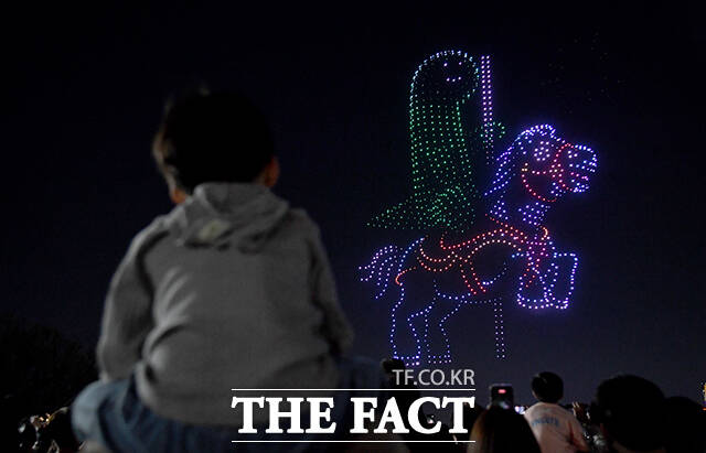 '2026 한강 불빛 공연(드론 라이트 쇼)'이 25일 오후 서울 광진구 뚝섬한강공원에서 열린 가운데 한 가족이 공연을 관람하고 있다. /박상민 기자