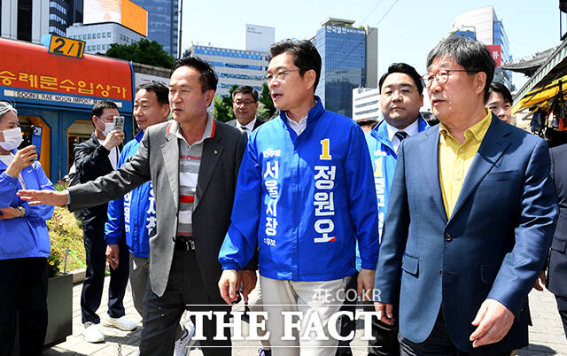 정원오 더불어민주당 서울시장 후보(가운데)가 25일 오후 서울 중구 남대문시장을 찾아 시민들과 인사를 하고 있다. /박상민 기자