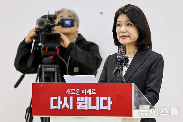 국민의힘 대구시장 경선에서 컷오프 된 이진숙 전 방송통신위원장이 25일 오전 대구 수성구 국민의힘 대구시당에서 6·3 지방선거 대구시장 불출마 뜻을 밝히고 있다. /뉴시스