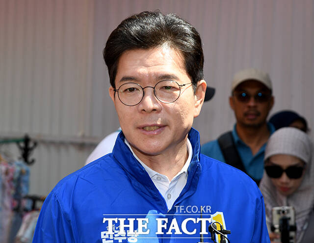 정원오 더불어민주당 서울시장 후보(가운데)가 25일 오후 서울 중구 남대문시장을 찾아 시민들과 인사를 하고 있다. /박상민 기자