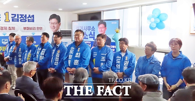 김정섭 후보와 충남도·공주시의원 예비후보들이 함께 필승을 다짐하고 있다. /김형중 기지