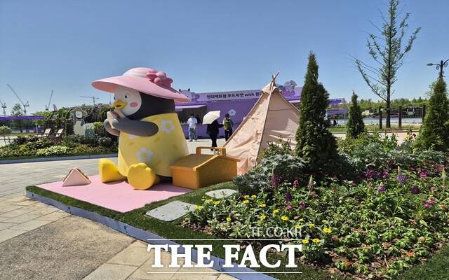 24일 오승혁의 현장은 고양국제꽃박람회를 찾았다. 이날 펭수의 정원에서 추억을 남기는 시민들의 얼굴에 웃음이 가득했다. /고양국제꽃박람회=오승혁 기자