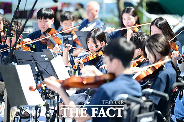 상상휠하모니 오케스트라가 무대에 올라 △도레미송 △별에 소원을 빌 때 △라데츠키 행진곡 등을 합주하고 있다.