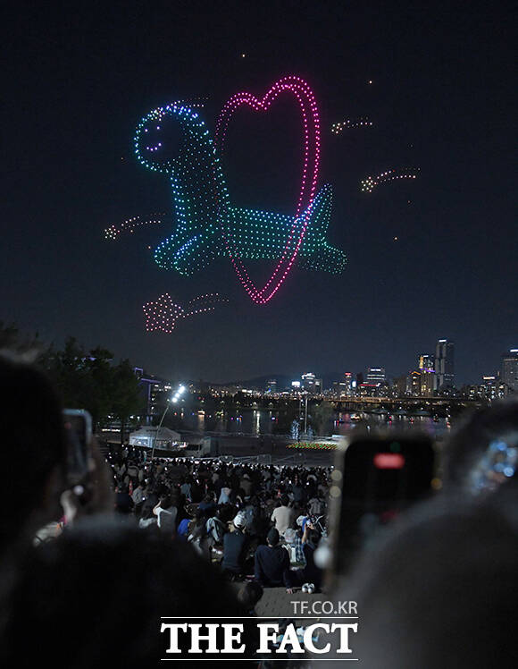 '2026 한강 불빛 공연(드론 라이트 쇼)'이 25일 오후 서울 광진구 뚝섬한강공원에서 열린 가운데 한 가족이 공연을 관람하고 있다. /박상민 기자