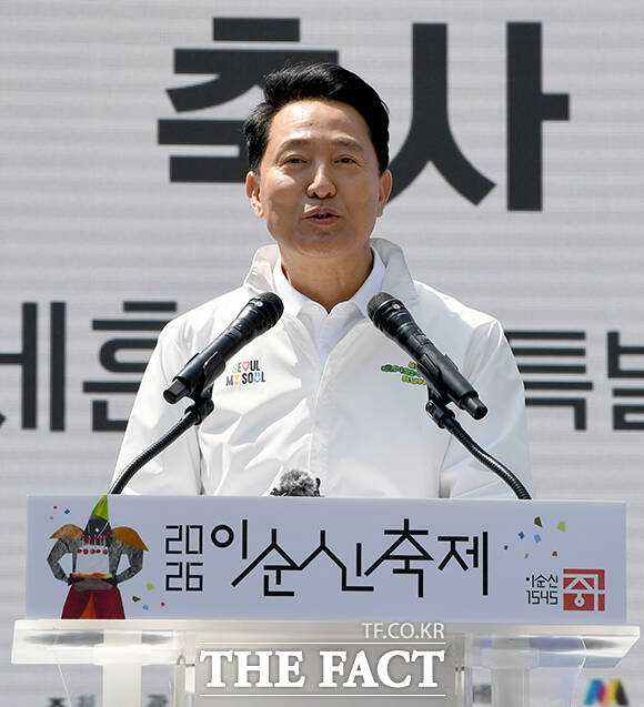 오세훈 서울시장이 25일 오후 서울 중구 명보아트홀 앞에서 열린 2026 이순신 축제에 참석해 축사를 하고 있다. /박상민 기자