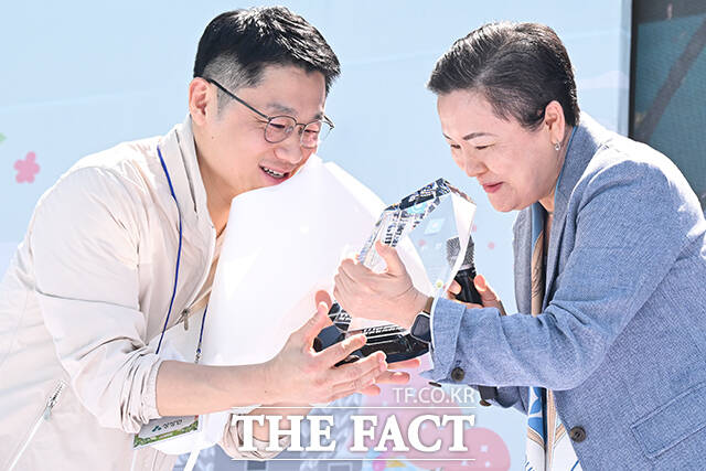 '영차'는 고립·은둔 청년들의 자립 성장과 사회 복귀를 지원하는 커피 트럭 서비스로 비영리단체 행복공장이 주관하고 있다. 상상인그룹은 '영차'를 통해 참가자들에게 음료를 제공하며 사회적 가치 확산의 의미도 함께 전한다고 밝혔다.