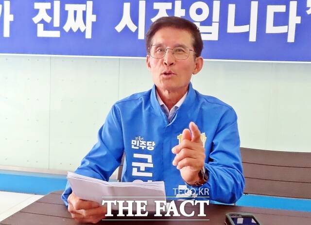이경우 예비후보가 24일 청양군 읍내리 선거사무소에서 <더팩트>와 인터뷰하고 있다. /김형중 기자