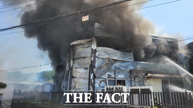 25일 오전 11시 54분쯤 화재가 발생한 경기 남양주시 진접읍 진벌리 소재 한 식육가공 공장 건물에서 연기가 새어 나오고 있다. /경기북부소방재난본부