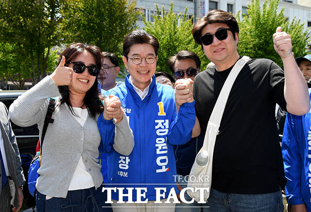 정원오 더불어민주당 서울시장 후보(가운데)가 25일 오후 서울 중구 남대문시장을 찾아 시민들과 인사를 하고 있다. /박상민 기자