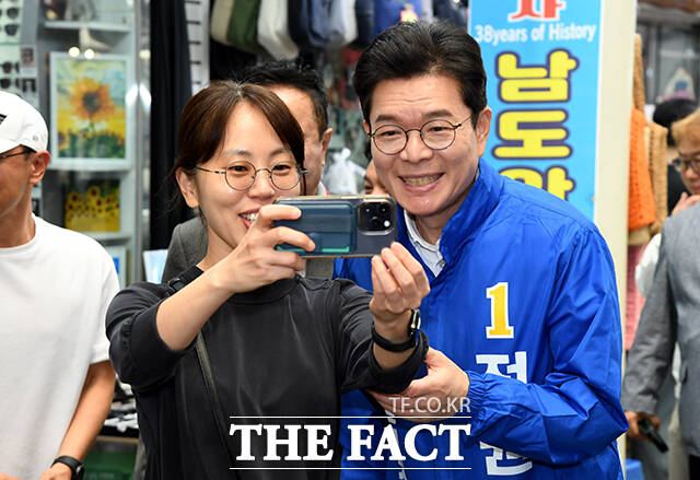 정원오 더불어민주당 서울시장 후보(가운데)가 25일 오후 서울 중구 남대문시장을 찾아 시민들과 인사를 하고 있다. /박상민 기자