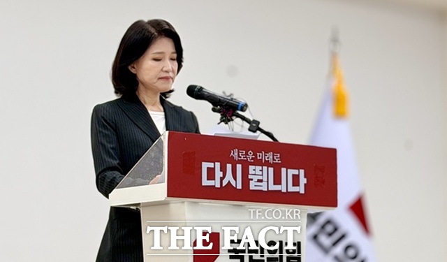 이진숙 전 방송통신위원장이 25일 국민의힘 대구시당에서 침통한 표정으로 대구시장 출마 포기를 선언하고 있다. /이진숙 캠프