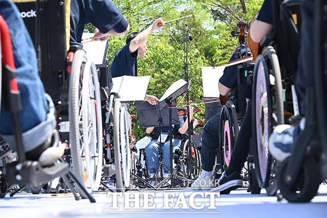 상상휠하모니 오케스트라와 지휘자.