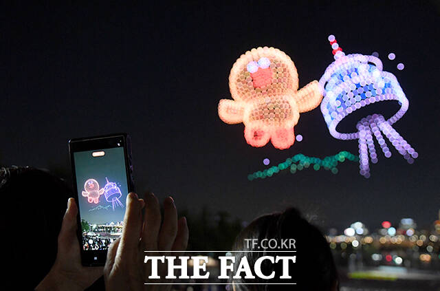 '2026 한강 불빛 공연(드론 라이트 쇼)'이 25일 오후 서울 광진구 뚝섬한강공원에서 열린 가운데 한 가족이 공연을 관람하고 있다. /박상민 기자