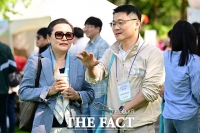  이야기 나누는 유준원 상상인 대표와 임미정 하나를위한재단 이사장 [포토]