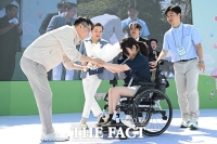  상상휠하모니 오케스트라 단원에게 꽃다발 받는 유준원 상상인그룹 대표 [포토]